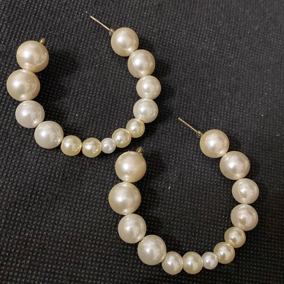 #5 - Vintage faux pearl 3 strand Choker with matching Hoop pierced Earrings - Picture 6 of 8